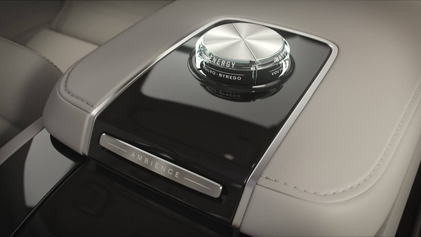 ▲Volvo推「3座版」S90概念車！香水＋投影讓大老闆徹底放鬆。（圖／翻攝自Volvo）
