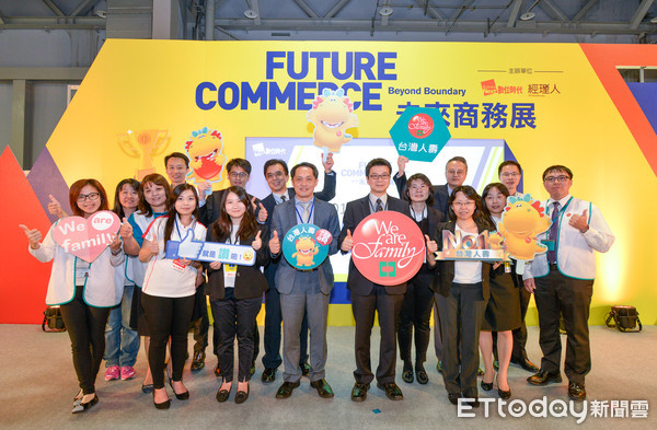 ▲▼台灣人壽於「2018 Future Commerce Award創新商務獎」評選中，拿下「最佳管理創新」銀獎，成為2018年國內唯一獲獎的壽險公司。台灣人壽由營運總處葉栢宏總處長（右7）帶領台灣人壽EdgE數位實驗室團隊出席今日的頒獎典禮。。（圖／台灣人壽提供）