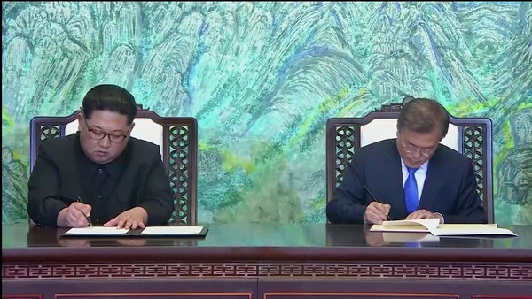 ▲▼文金會,金正恩與文在寅簽署協議,金正恩發表宣言說,「我們是同樣的兄弟。」(圖/路透社)