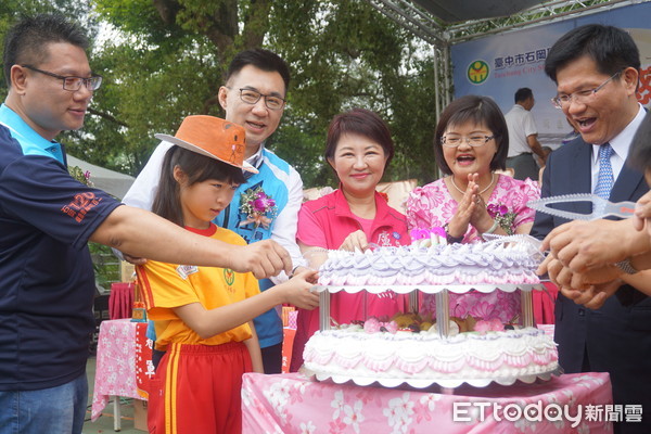 ▲▼ 歷經兩個甲子的等待,台中市石岡區石岡國小今(28)日舉行120年來,首座室內活動中心落成啟用典禮,全校師生往後總算有大型室內活動場所,全校師生都雀躍萬分。親臨祝賀的活動中心催生者台中市長參選人盧秀燕當初除大力向時任台中市長的胡志強先生爭取到4500萬元的興建經費,105年10月7日動土時也曾親自主持典禮。如今落成啟用,盧秀燕除了同感開心,也表示此活動中心今日落成啟用後,除了可提供石岡國小師生使用,也可造福周遭石岡地區居民,提供一個更好的大型室內活動空間。 。