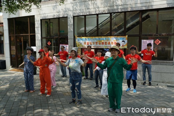 ▲桃園家扶社工跳兒保操,推動兒保好鄰居大募集。(圖/桃園家扶中心提供)