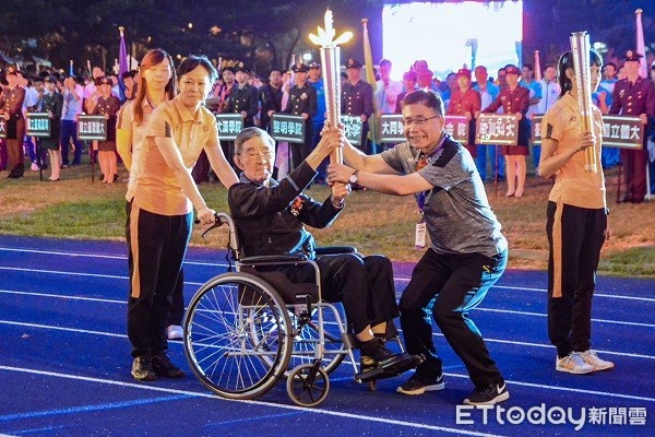 ▲全大運時隔30年的傳承,余傳韜與周景揚校長經典交。(圖/中央大學提供)