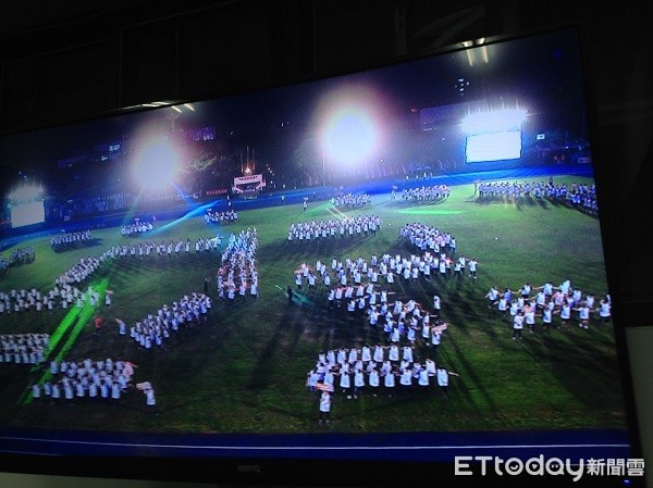 ▲千位中大一年級的同學們表演千人大會舞。(圖/中央大學提供)