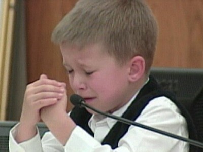 媽媽殺了姊姊..5歲男童被逼指證親媽　證詞反覆審判庭上心碎暴哭