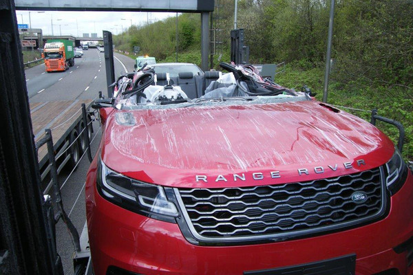 ▲330萬Land Rover休旅「砍頭」變敞篷車！卡車司機賠慘了。（圖／翻攝自Twitter@GMP Traffic）
