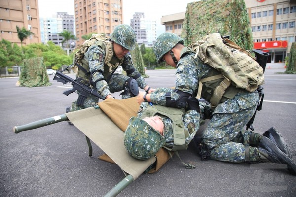 提升伤兵存活率 战术战伤救护训练模拟战场高压环境