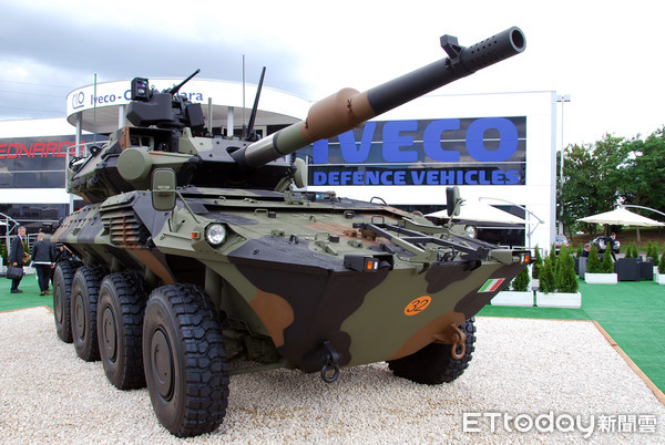 ▲▼義大利的「半人馬」裝甲車,一直都是輪型突擊砲領域的模範生,現在新款的「半人馬Ⅱ」型裝甲車,甚至還搭載了低後座力的45倍徑120mm砲,改採用複合裝甲的車體來提高防護力。(圖/黃竣民授權)