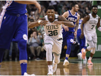 綠衫軍進一步在第3節中前段反超比數，中鋒拜恩斯(Aron Baynes)最後7分45秒的三分球，幫助塞爾提克取得64比63超前。