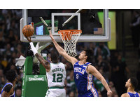 七六人末節開局靠著替補麥康諾(T.J. McConnell)連拿4分，又將比數追成79平，兩隊陷入拉鋸戰。