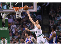 隨後莫里斯(Marcus Morris)、史馬特(Marcus Smart)和塔圖(Jayson Tatum)也相繼跳出來搶分，一度拉開8分差。