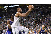 次節「大帝」恩比德(Joel Embiid)也加入搶分行列，科溫頓(Robert Covington)亦擺脫前役6投0中的低迷手感，頻頻在外線開火。