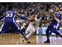 前役因傷缺陣的布朗(Jaylen Brown)和後場小將羅齊爾(Terry Rozier)聯手率隊狂追，塞爾提克在6分多鐘內將分差縮小到5分，重新回到比賽中。