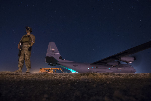 ▲▼美國C-130運輸機的飛行員遭中國用軍用雷射光束干擾，使眼睛受到輕傷。（圖／達志影像）