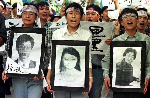 ▲▼1999年中國大陸學生遊行，抗議美軍轟炸中國南聯使館。（圖／達志影像／美聯社）