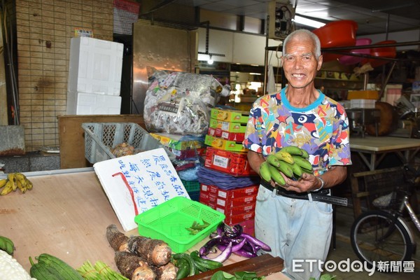 ▲呂銀表示,他的農產品包括香蕉、青菜等,無農藥且每天現採,請大家放心。(圖/彰化基督教醫院提供)