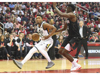 雖然第3節被爵士超級菜鳥米歇爾(Donovan Mitchell)連飆22分，遭到反超。
