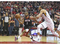 但後場資深控衛保羅(Chris Paul)決勝節獨拿20分，率隊要回領先優勢。