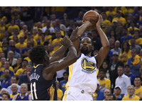此戰展現旺盛火力，開賽先由湯普森(Klay Thompson)、杜蘭特(Kevin Durant)輪番發威。