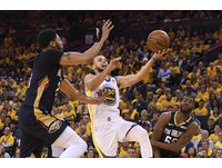 第3節再由「咖哩小子」柯瑞(Stephen Curry)串起25比4猛攻，終場勇士就在柯瑞28分帶動下。