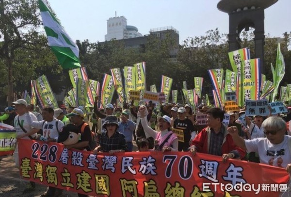 ▲▼2017年2月28日，遊行民眾在高喊「台灣獨立建國、阿扁總統無罪」等口號後展開遊行活動。（圖／記者林悅攝）