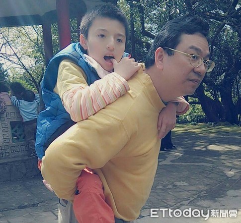 ▲20歲看起來像8歲 「天使症候群」讓他長不大。(圖/記者嚴云岑攝)