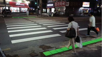滑手機過馬路不要命！首爾要蓋「地面紅綠燈」救回這些睜眼瞎