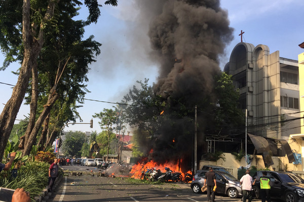 ▲▼印尼泗水教堂炸彈攻擊。（圖／路透社）