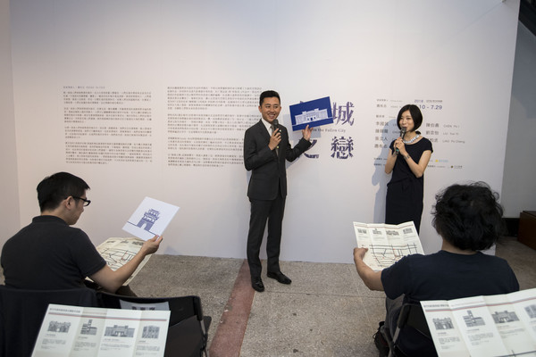 ▲新竹市長林智堅邀請大家到美術館欣賞「傾城之戀」展出。