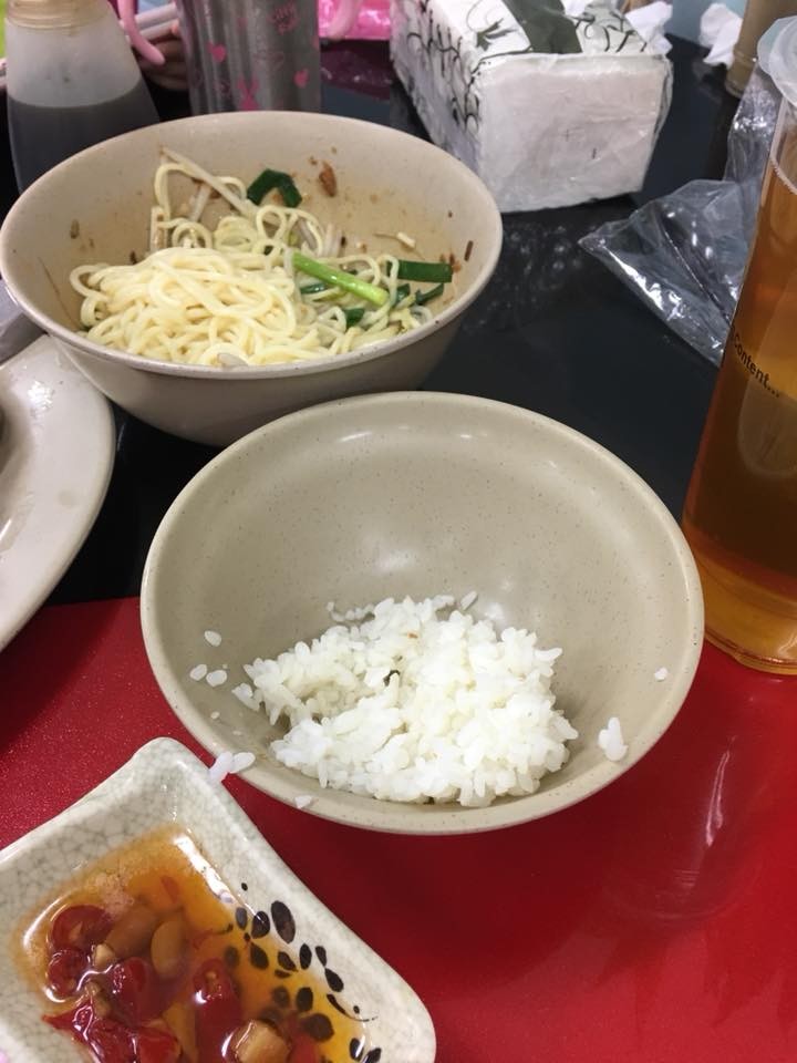 ▲鴨肉店不單賣白飯,引起了網友的討論。(圖/翻攝自爆怨公社)