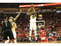 不過杜蘭特（Kevin Durant）在3投不進後轟炸13分，上半場戰成平手。