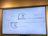 Earset 耳機售價新台幣10,990元，原廠盒裝隨附收納袋，未來隨著白色版上市，宣傳期間還將規劃加贈 USB-C 傳輸線的 B&O 鑰匙圈。