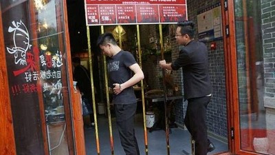 穿得過去就免費！餐廳15公分柵欄擋門口　客人縮肚拼「靠身體吃飯」