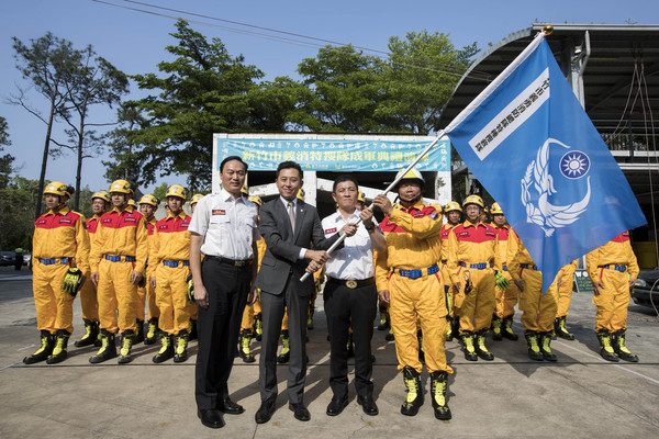 ▲新竹市義勇消防總隊集結30名專業特搜隊員，成立特搜隊。