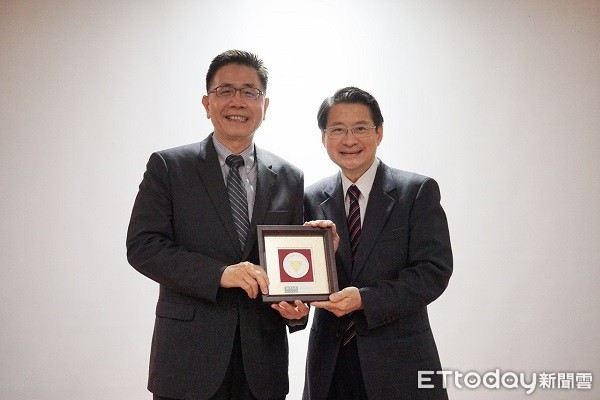 ▲周景揚校長頒發首屆 「羅家倫講座」給吳玉山院士。(圖/中央大學提供)