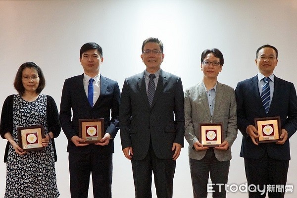 ▲頒發首屆「羅家倫校長年輕傑出研究獎」給四位中大教授。(圖/中央大學提供)