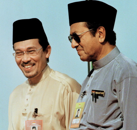 ▲渡盡劫波兄弟在，相逢一笑泯恩仇？1998年時的安華(左)與馬哈迪。（圖／達志影像／美聯社）