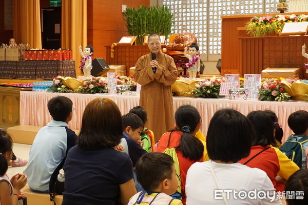 ▲台南市佳里區塭公國小學童參訪，佛光山南台別院住持滿舟法師、監寺有群法師熱誠接待。（圖／南台別院提供）