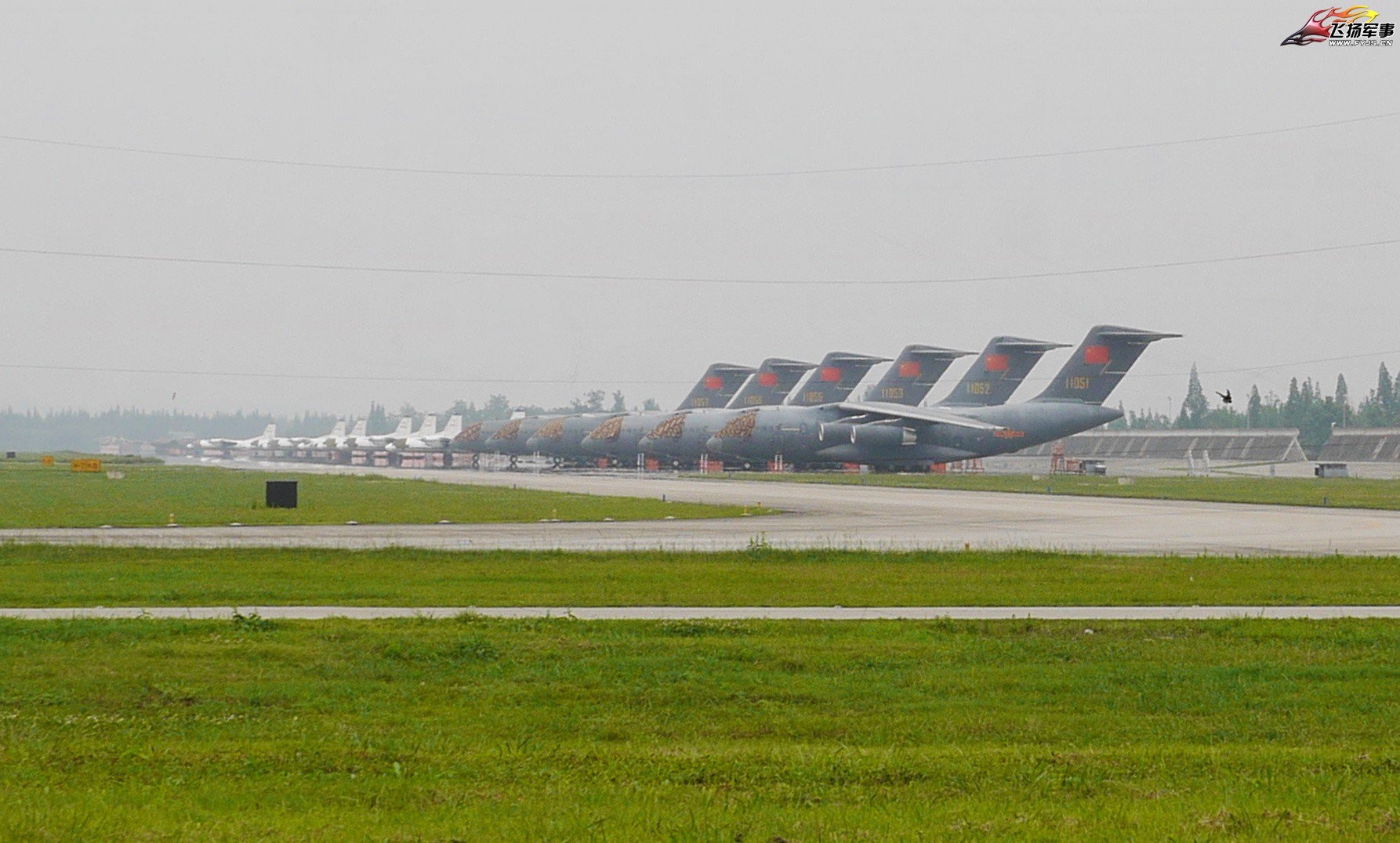 6架運-20大型運輸機同時出現在四川邛崍某機場，打破該機自2016年服役以來多機同框數量的記錄。（圖／翻攝自飛揚軍事論壇）