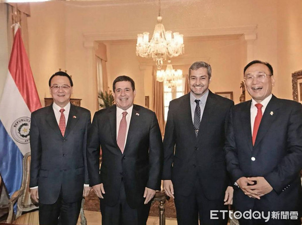 ▲▼我駐巴拉圭大使周麟（左起）、巴國現任總統卡提斯、巴國總統當選人阿布鐸、外交部次長劉德立。（圖／外交部提供）