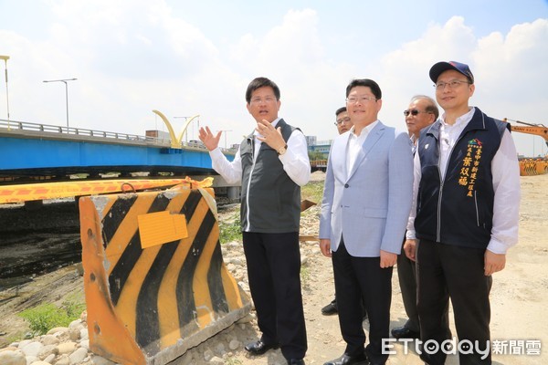 ▲▼南屯知高橋提早開放通車，可紓解交通雍塞並兼顧防洪，市長林佳龍前往視察。（圖／記者李忠憲攝）