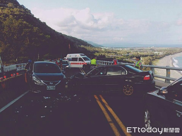 周姓駕駛之自小客車煞車後突然失控，偏向撞擊對向車道自小客，造成雙方車頭凹損，3人受傷送醫。（圖／台東縣警察局提供）