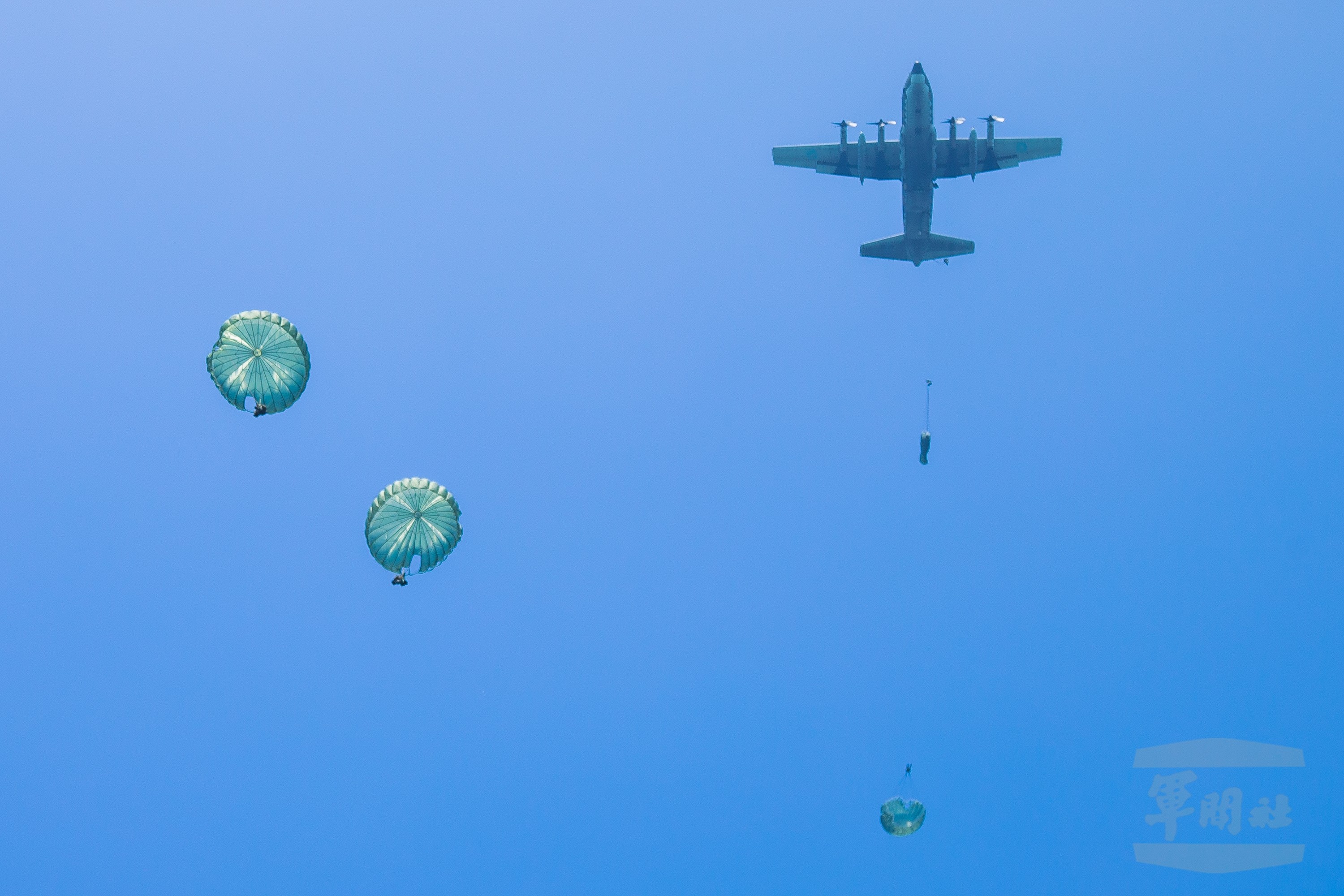 ▲▼陸軍特戰部隊執行跳傘訓練，官兵們搭乘C-130運輸機，飛抵目標區上空後，依序跳出。（圖／軍聞社提供）