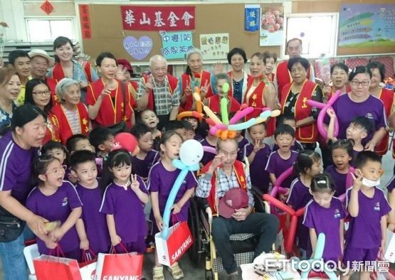 ▲小朋友載歌載舞為高齡98歲的劉爺爺慶生。（圖／華山基金會提供）
