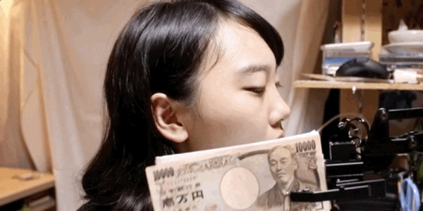 ▲▼日本諧星藤原麻里發明「鈔票打臉機」。（圖／吉本興業提供）