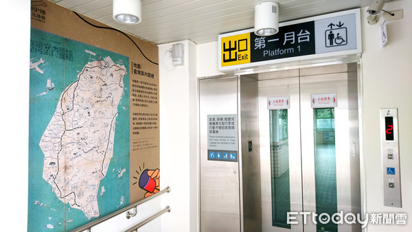 ▲國立台灣歷史博物館與永康車站合作，於站內展示了5幅台灣古地圖的主題看板，讓旅客可在候車時間，感受到歷史時空與現代生活的交疊。（圖／台史博提供）