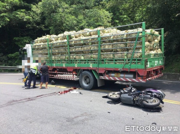 ▲▼男子疑似過彎不慎滑到對向車道，遭大貨車爆頭困車底。（圖／記者林煒傑翻攝）