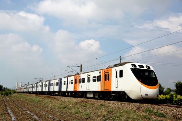 ▲▼台鐵JR四國8000系列車塗裝彩繪列車。（圖／台鐵提供）