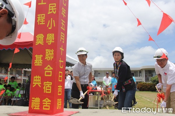 拆除綠島國小老舊宿舍進行新建綠島與公館國小教職員聯合宿舍，台東縣長黃健庭跨海前往主持奠基典禮。（圖／台東縣政府提供）