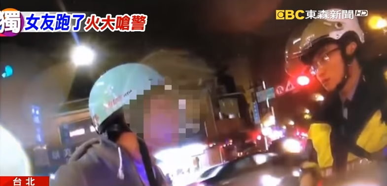 沒扣安全帽遭攔!男大生景美夜市吼「我女友跑了」 警:然後呢。(圖/東森新聞)