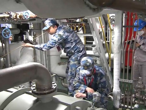 中國官媒公布首艘國產航母包含航母駕駛室、動力室等內部畫面。（圖／翻攝自央視）